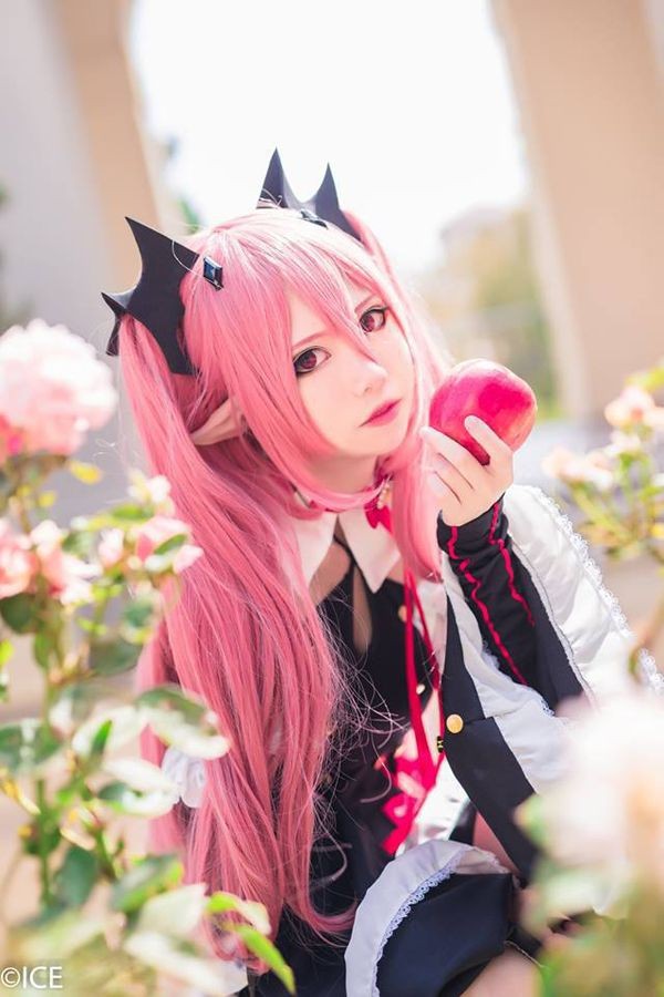 Ảnh cosplay anime nữ với trang phục tinh tế và ánh mắt sắc sảo
