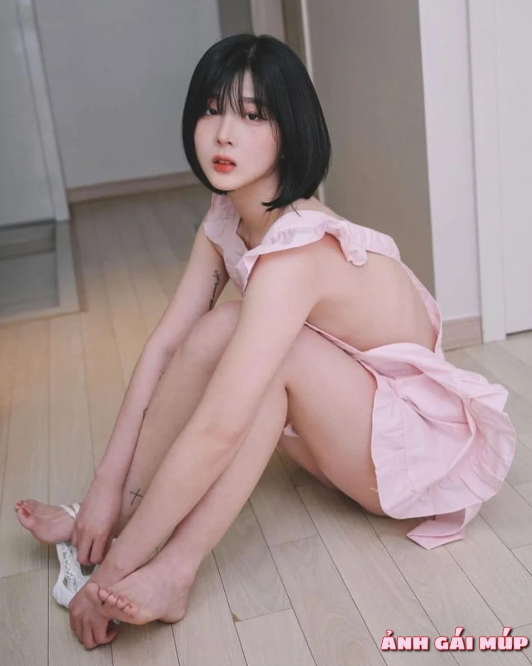 Ảnh cosplay hầu gái với biểu cảm trước gương