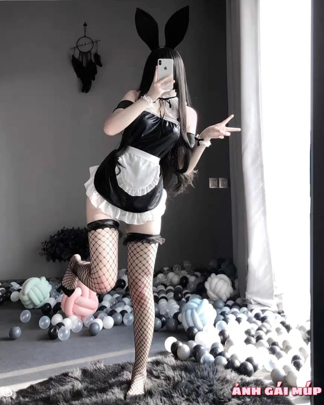 Ảnh cosplay hầu gái với trang phục tự may