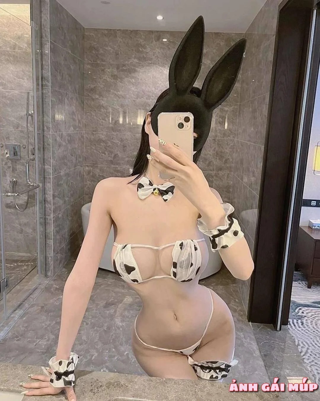 Ảnh cosplay hầu gái với trang phục và phụ kiện hoàn chỉnh