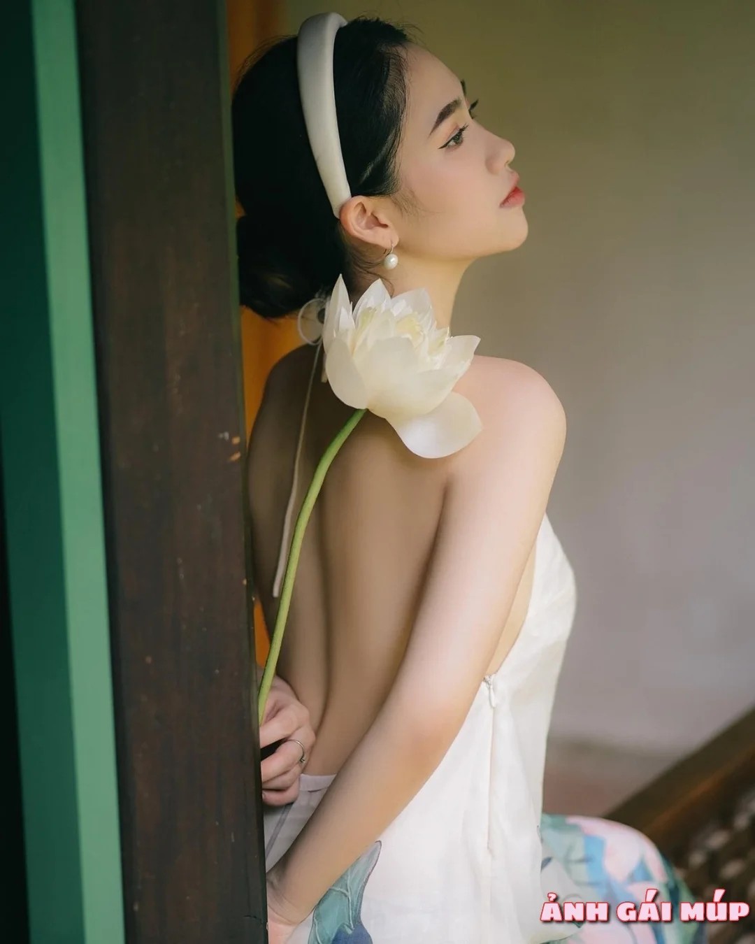 Ảnh gái mặc áo yếm chéo