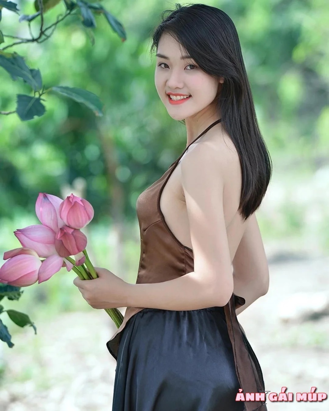Ảnh gái mặc áo yếm có dây