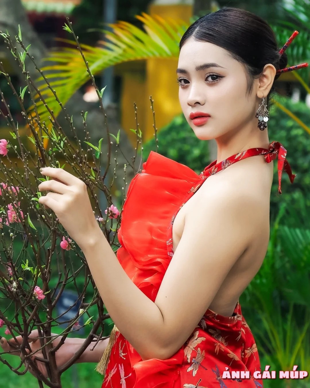 Ảnh gái mặc áo yếm cổ tròn