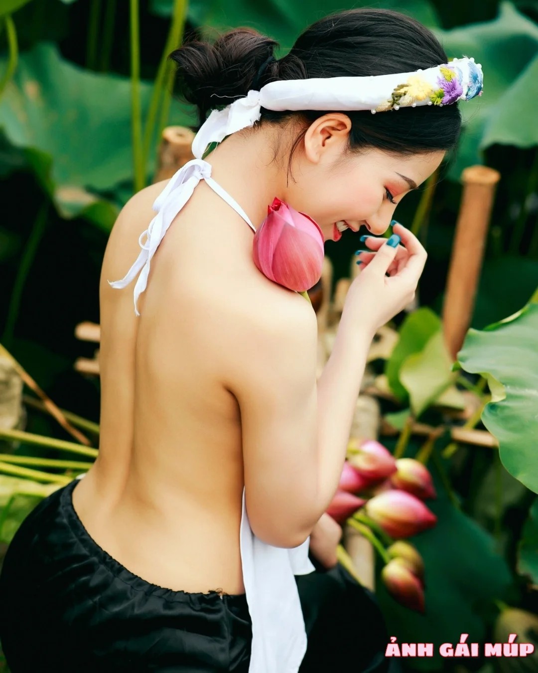 Ảnh gái mặc áo yếm và giáo dục lối sống