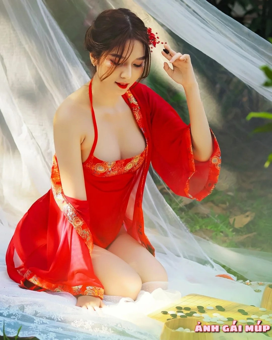 Ảnh gái mặc áo yếm và sự đa dạng về kiểu dáng ngực