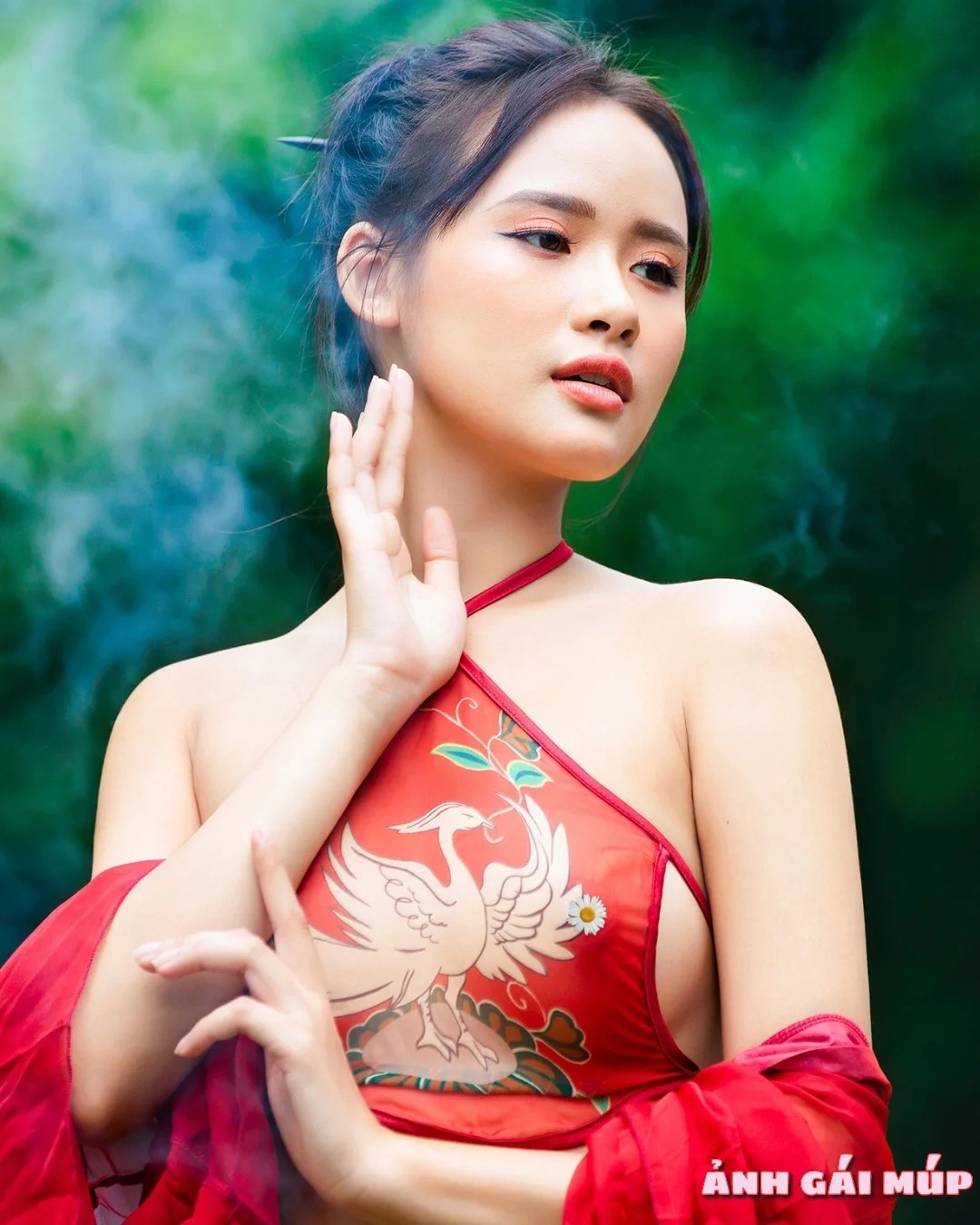 Ảnh gái mặc áo yếm với ánh sáng tự nhiên