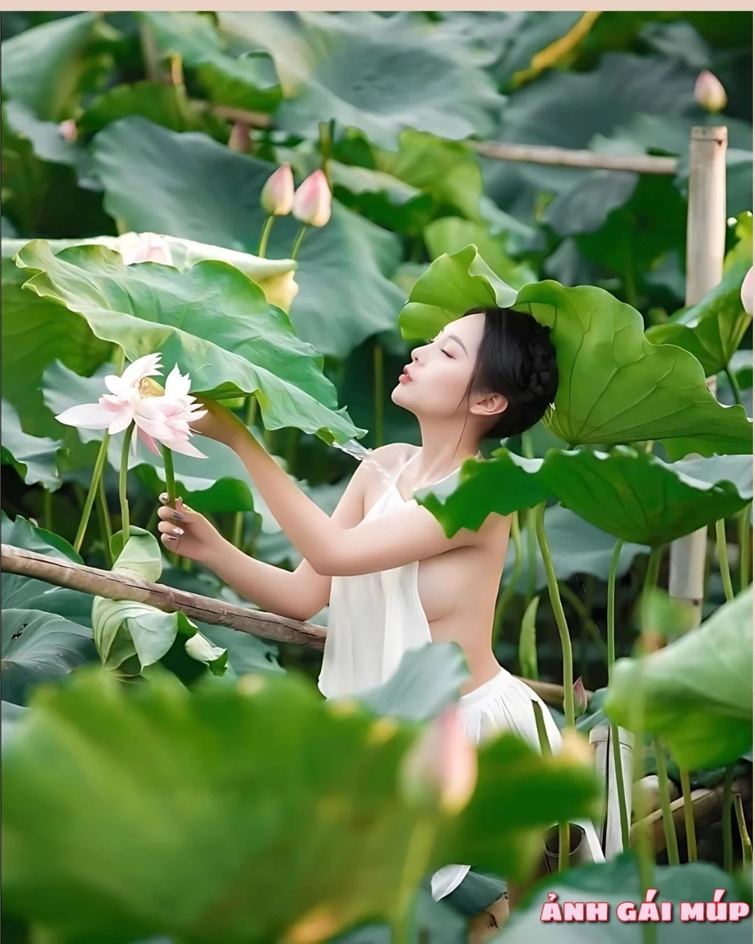 Ảnh gái mặc áo yếm với các họa tiết hiện đại