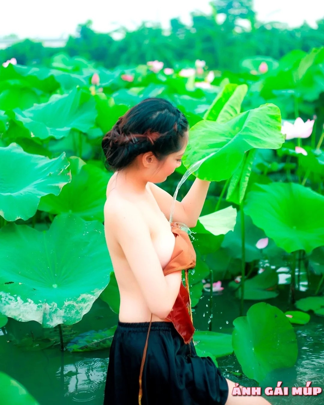Ảnh gái mặc áo yếm với họa tiết chữ