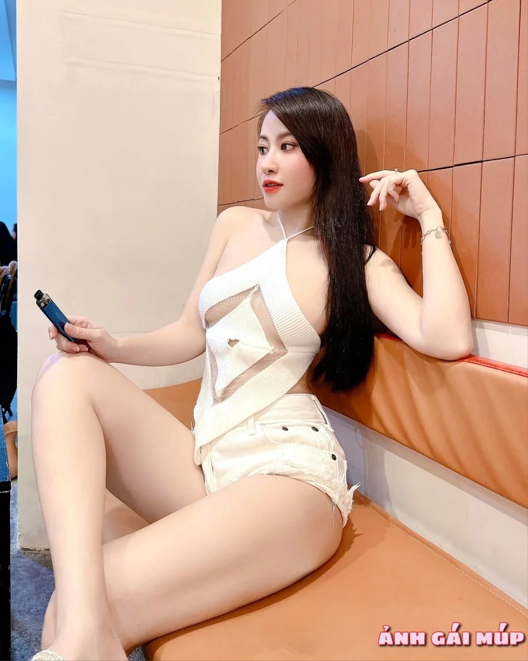 Ảnh gái mặc áo yếm với kiểu dáng hiện đại