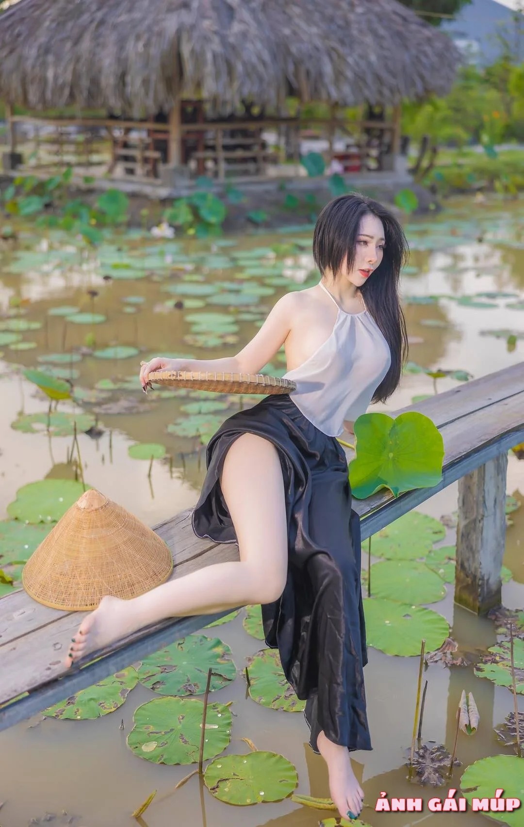 Ảnh gái mặc áo yếm với vóc dáng cao