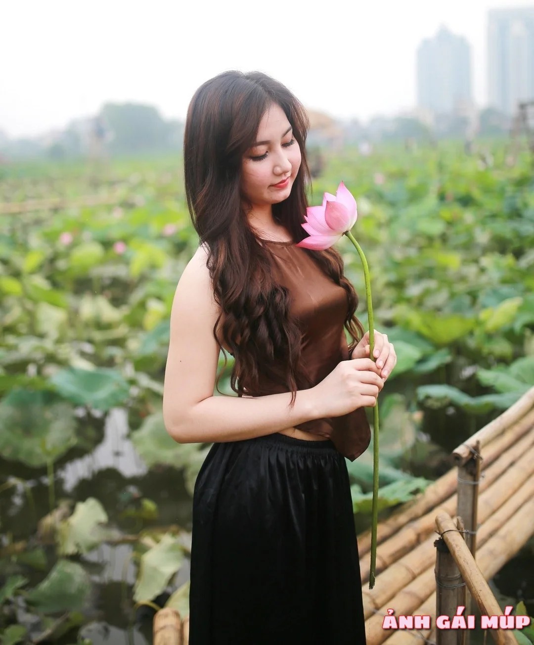 Ảnh gái mặc áo yếm với vóc dáng mảnh mai