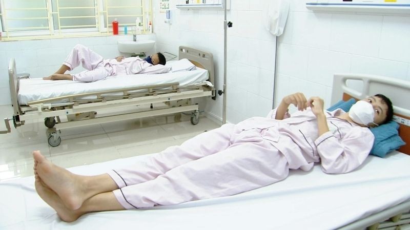 Cận cảnh truyền nước biển ở bệnh viện với dụng cụ tiệt trùng