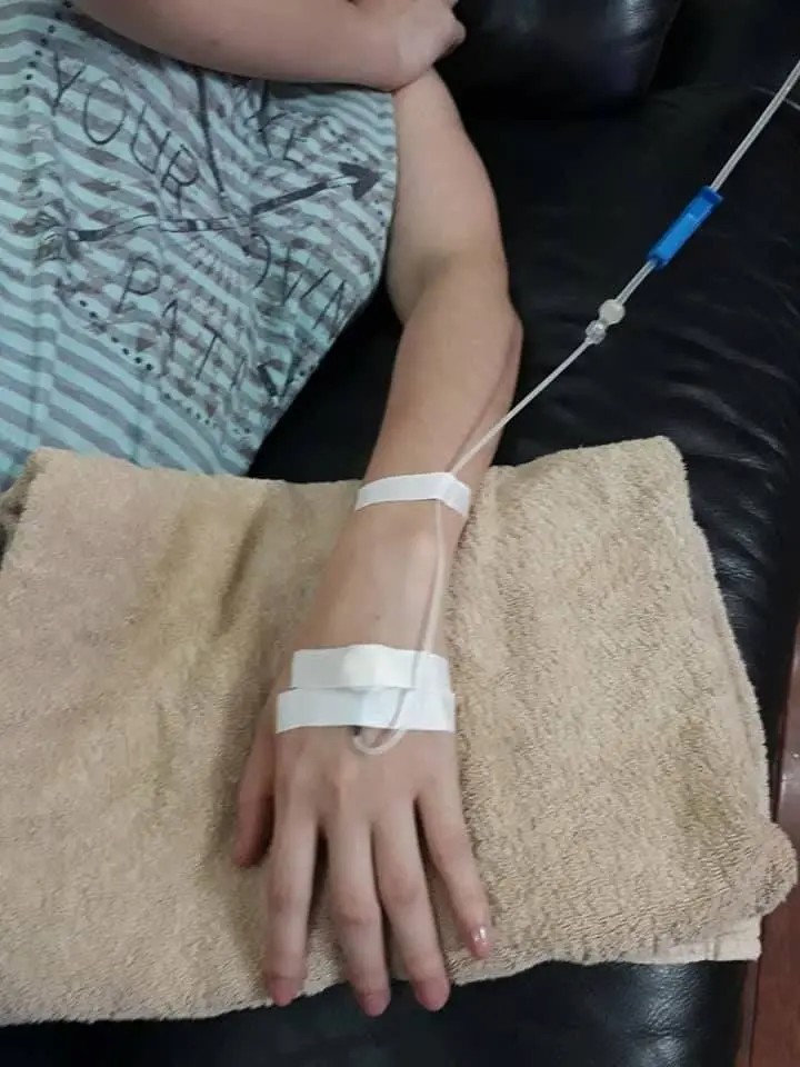 Cận cảnh truyền nước ở tay nữ trong không gian yên tĩnh