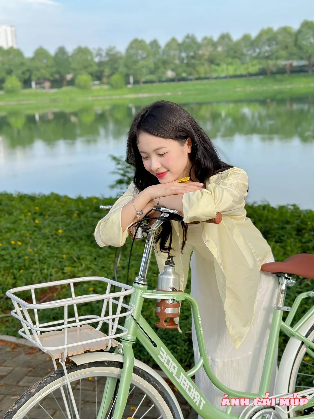 Cô gái đạp xe với ánh sáng buổi sáng