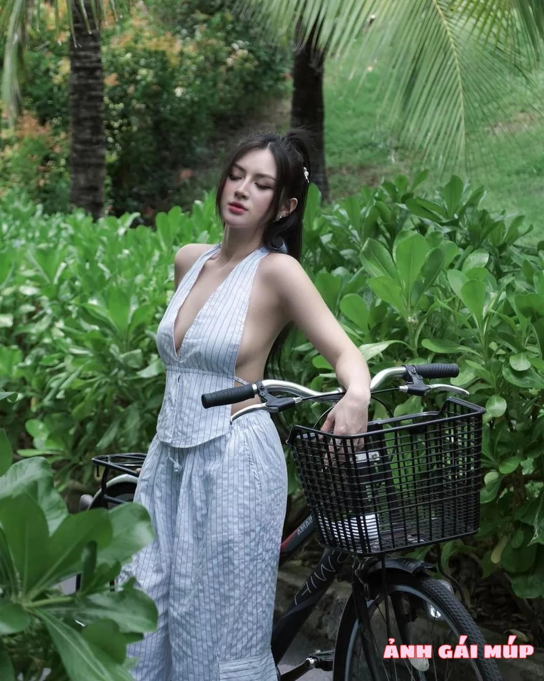 Cô gái đạp xe với góc chụp cận cảnh