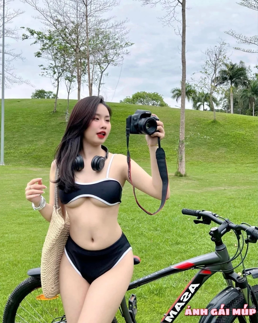 Cô gái đạp xe với góc chụp động