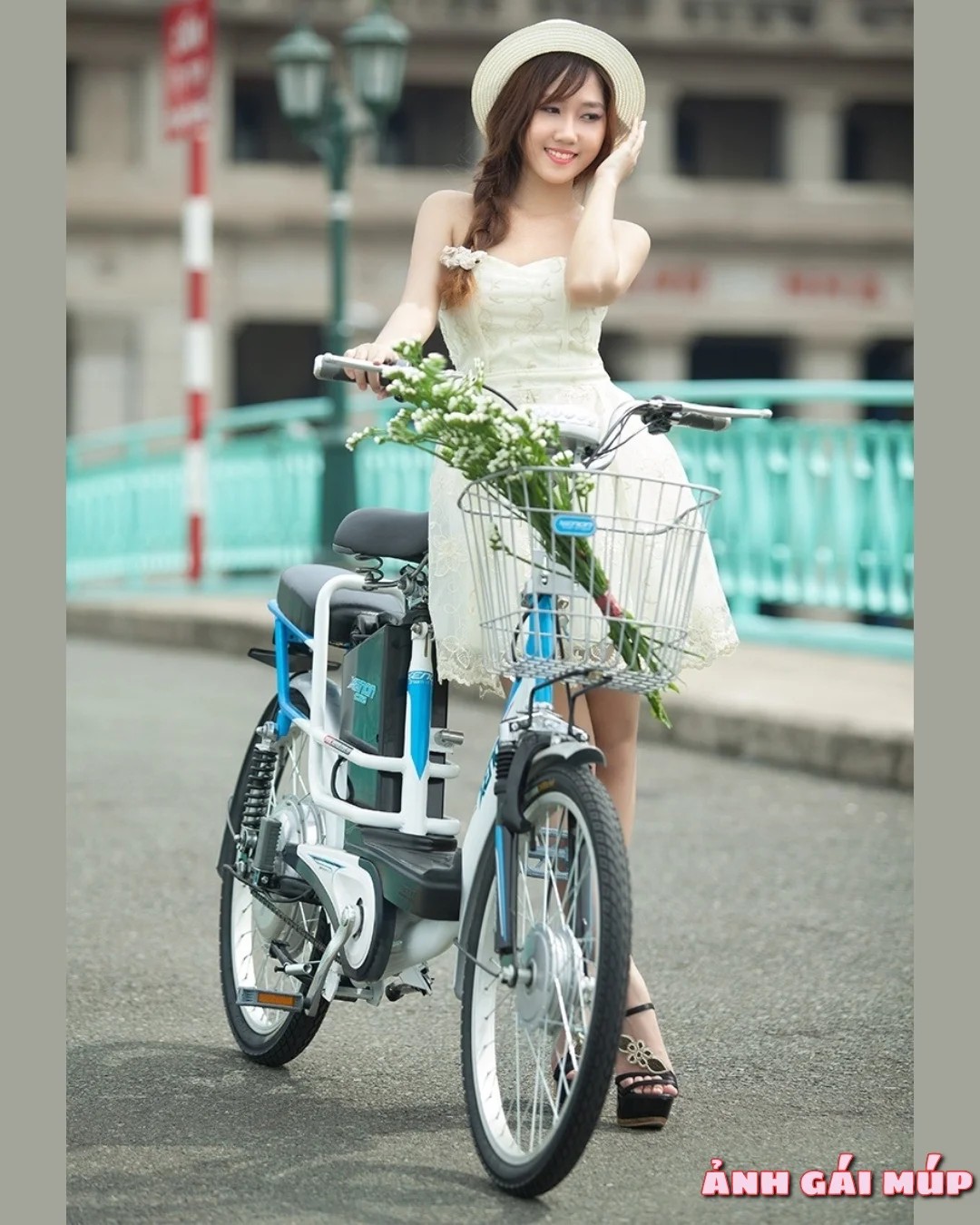 Cô gái đạp xe với hiệu ứng tăng độ sáng và tương phản