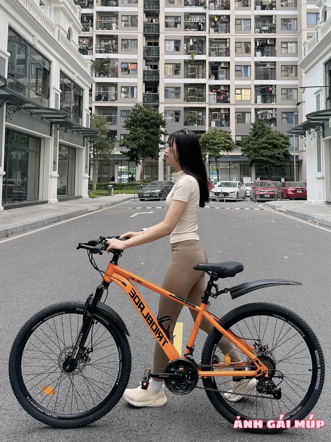 Cô gái đạp xe với phong cách mùa đông