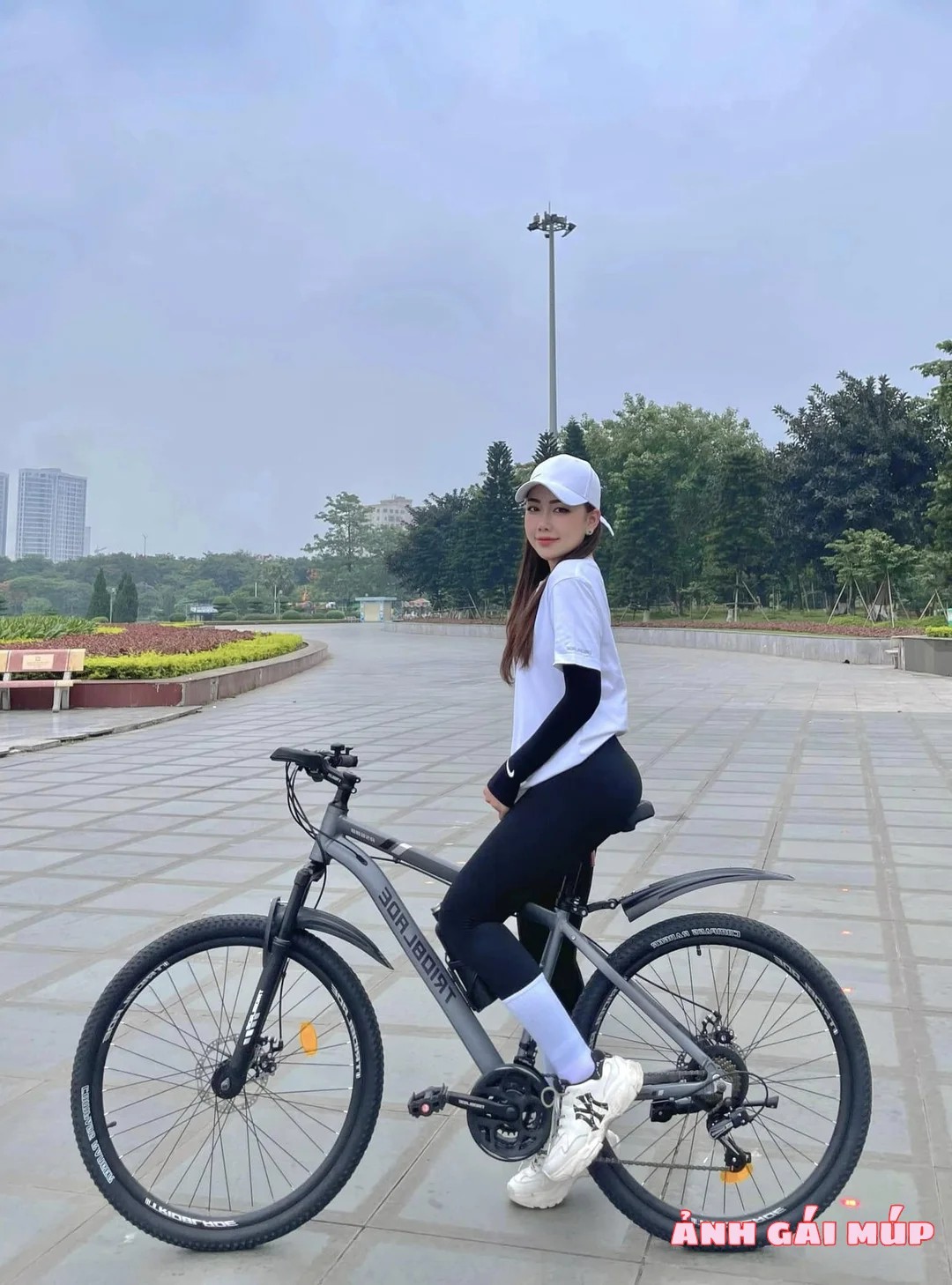 Cô gái đạp xe với quần biker short