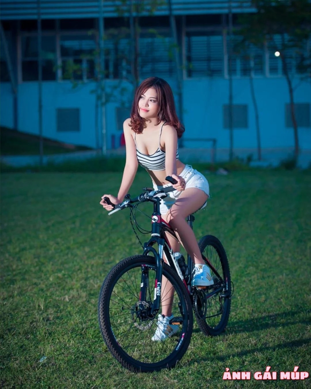 Cô gái đạp xe với sự tự do