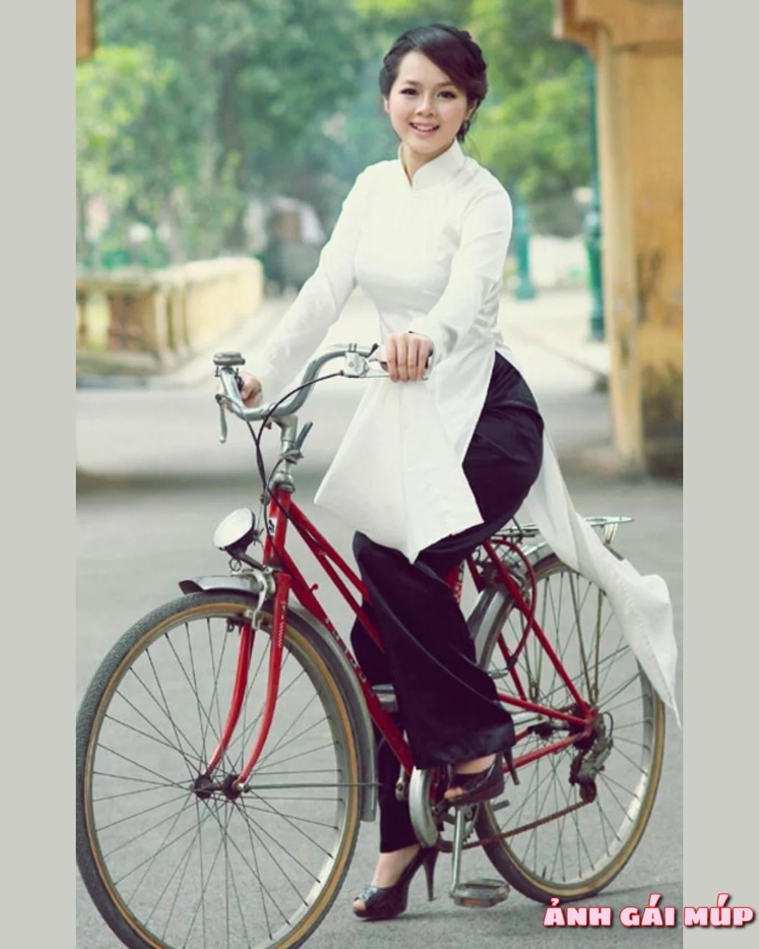 Cô gái đạp xe với tinh thần yêu cái đẹp