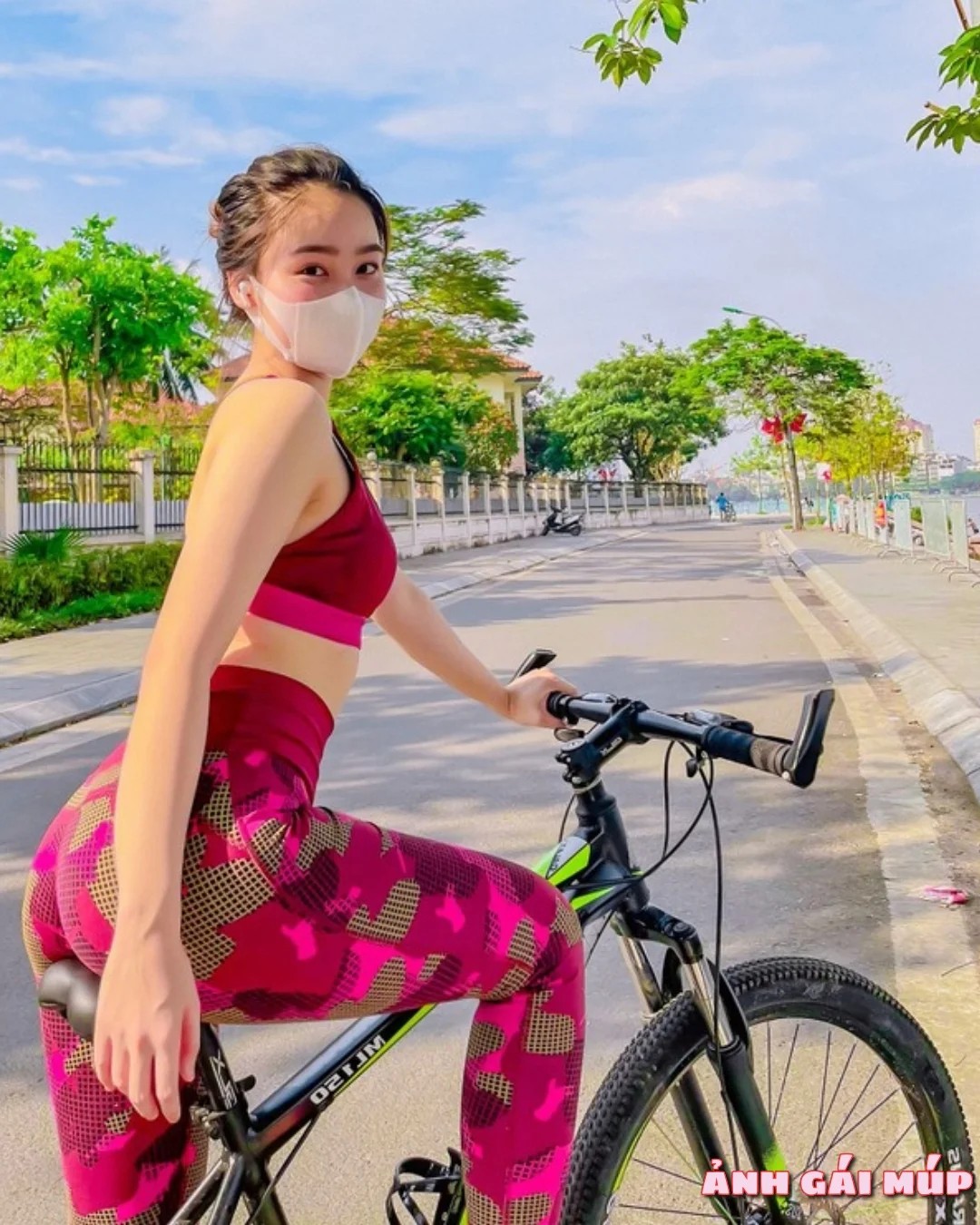 Cô gái đạp xe với vóc dáng gợi cảm