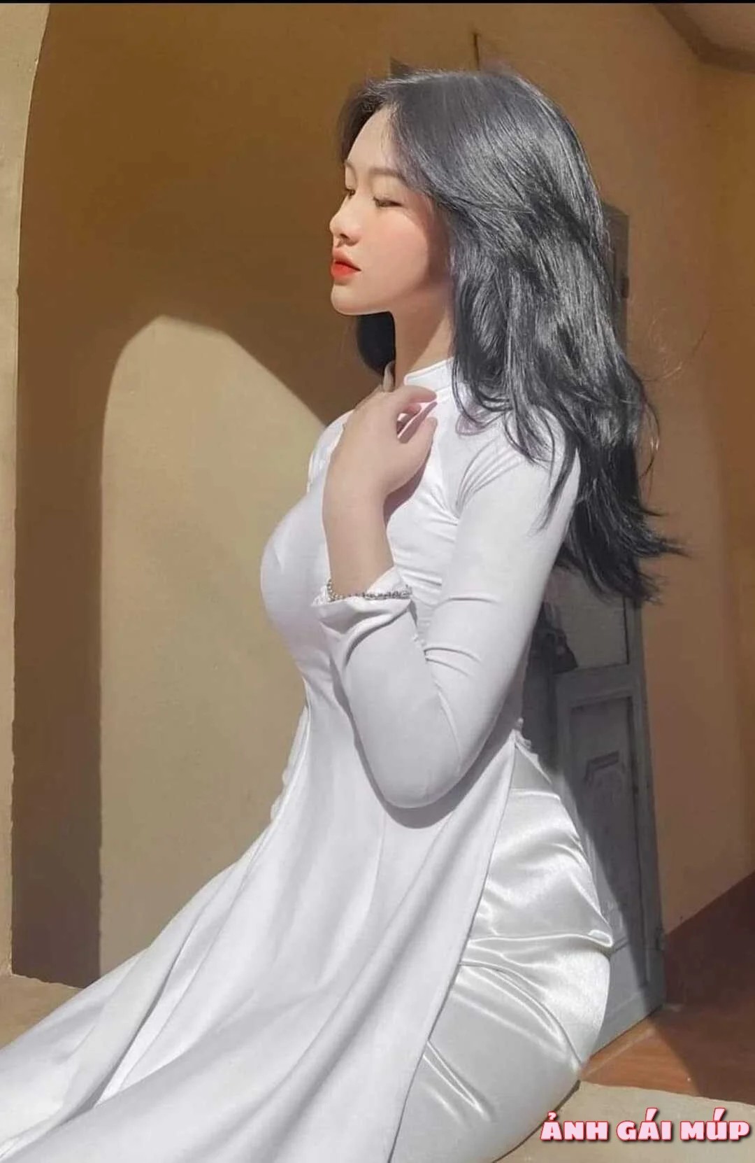 Cô gái mặc áo dài bằng bút chì
