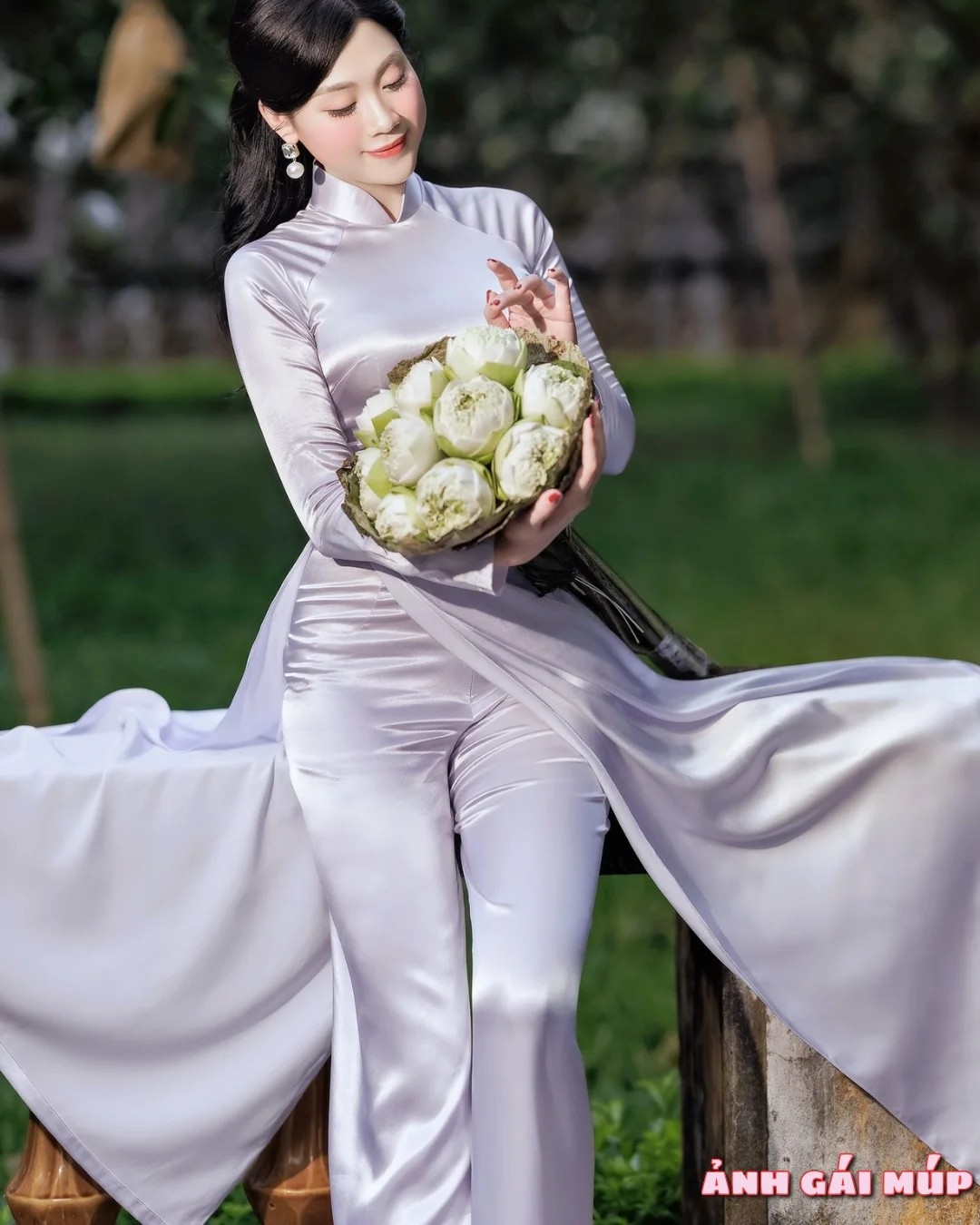 Cô gái mặc áo dài chụp cùng hoa sen