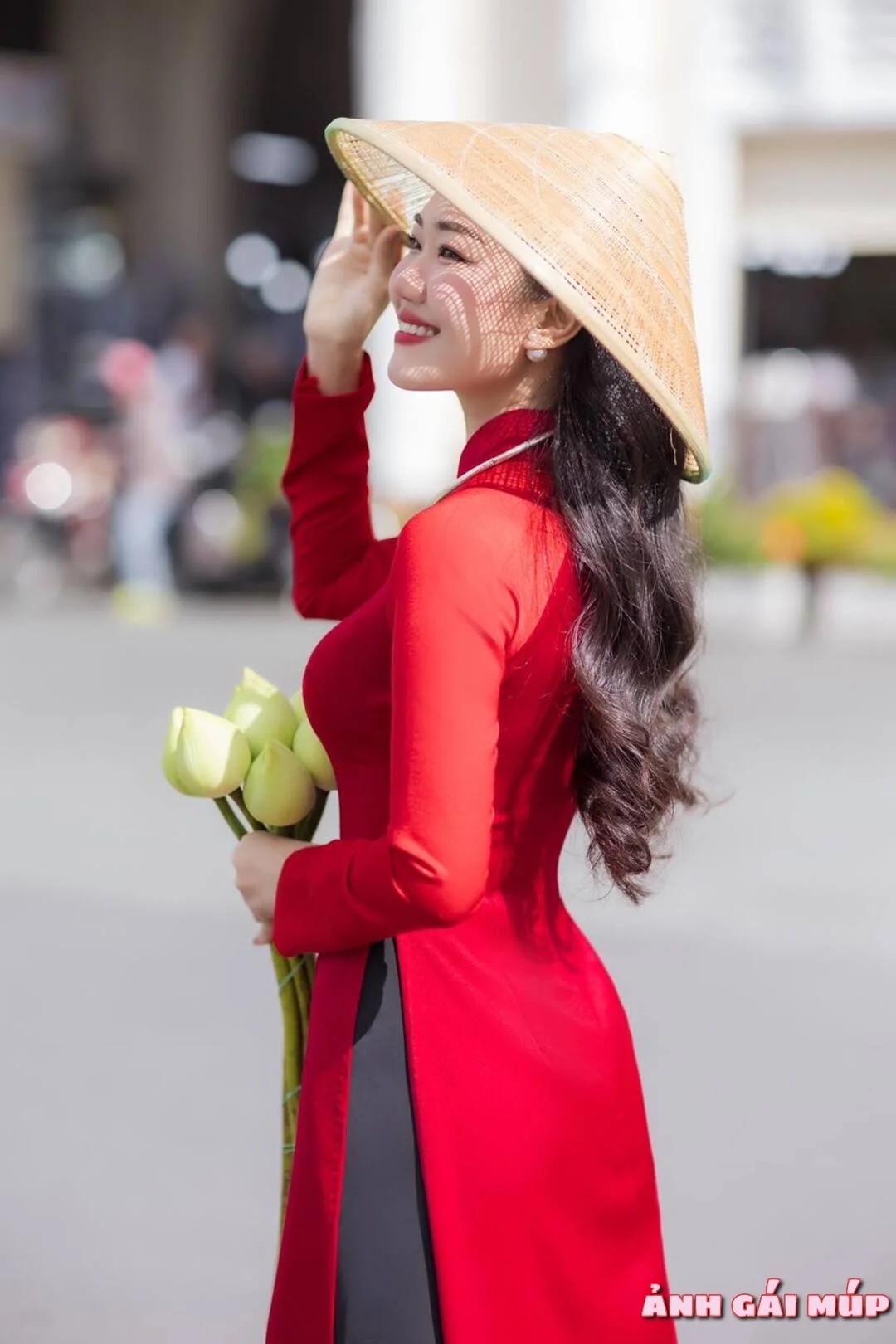 Cô gái mặc áo dài cổ điển với nón lá