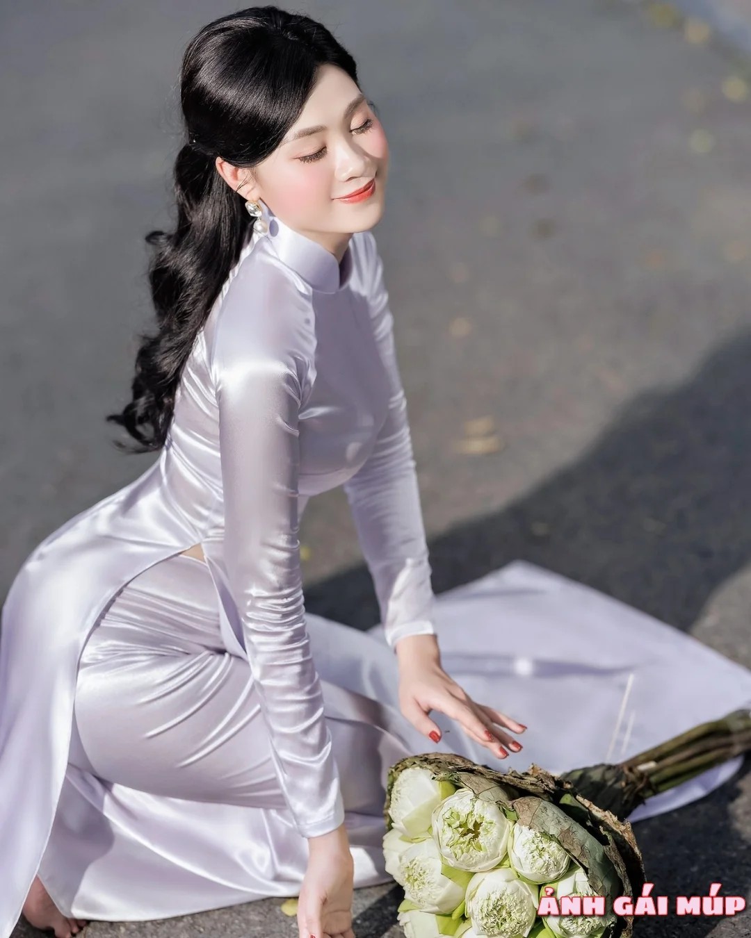 Cô gái mặc áo dài đơn giản trong tranh vẽ
