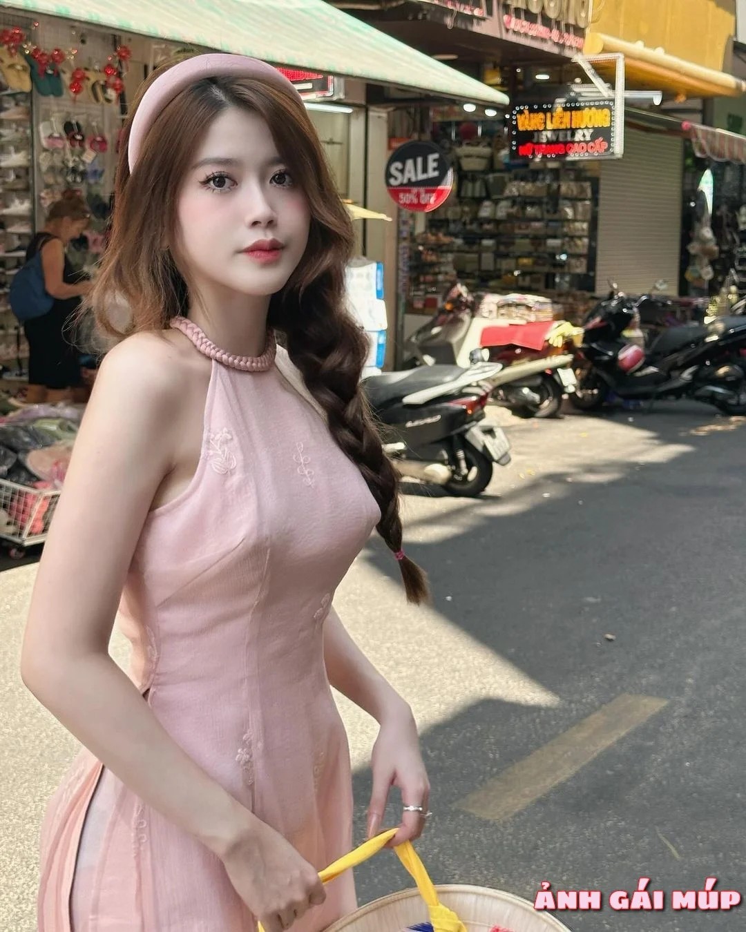 Cô gái mặc áo dài tại địa điểm lý tưởng