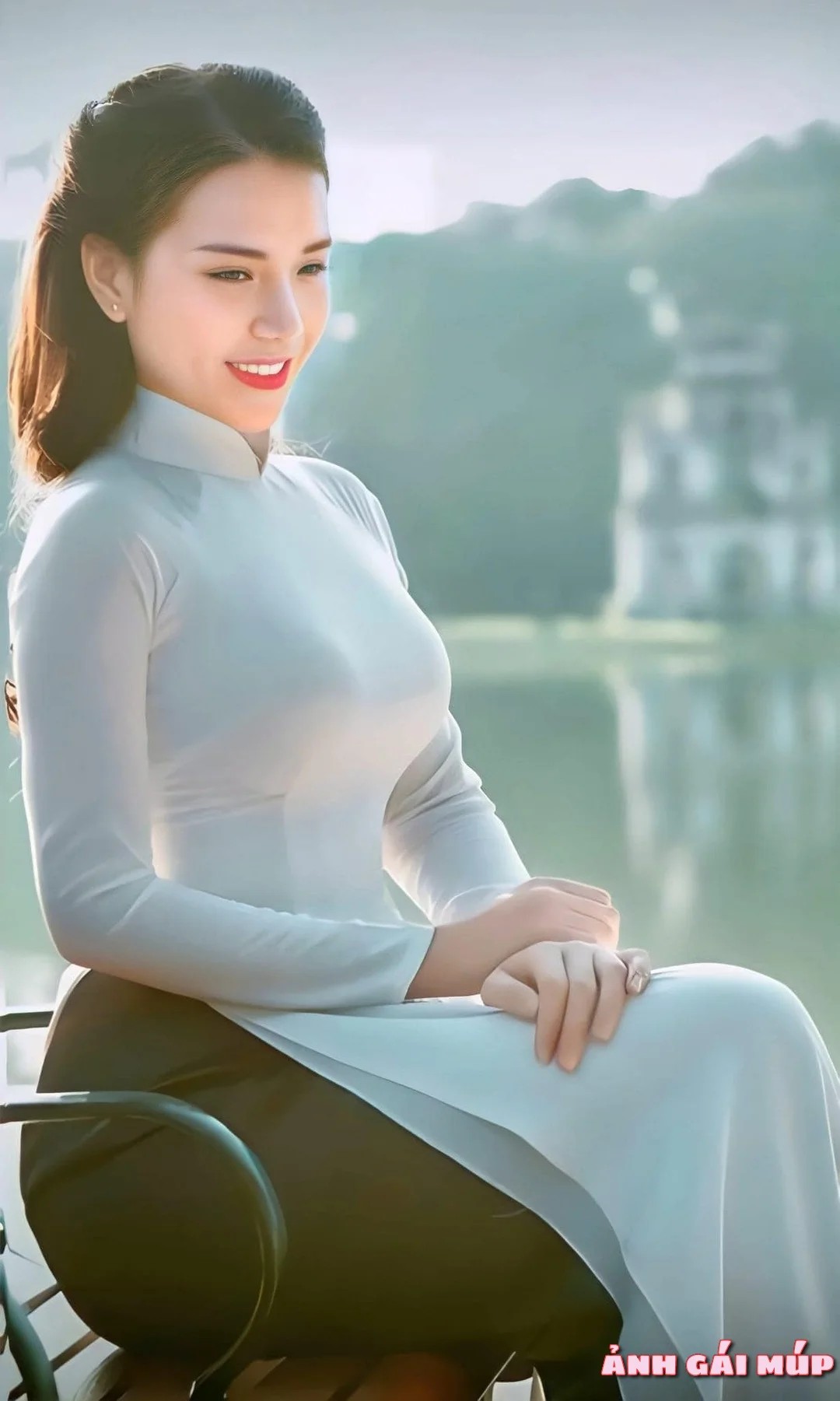 Cô gái mặc áo dài tại Hồ Hoàn Kiếm