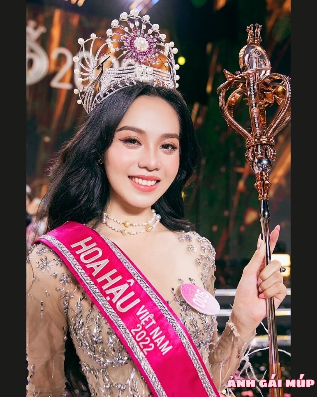 Cô gái mặc áo dài trong cuộc thi hoa hậu