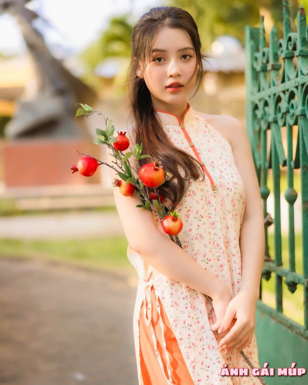 Cô gái mặc áo dài với nhu cầu chụp ảnh cao