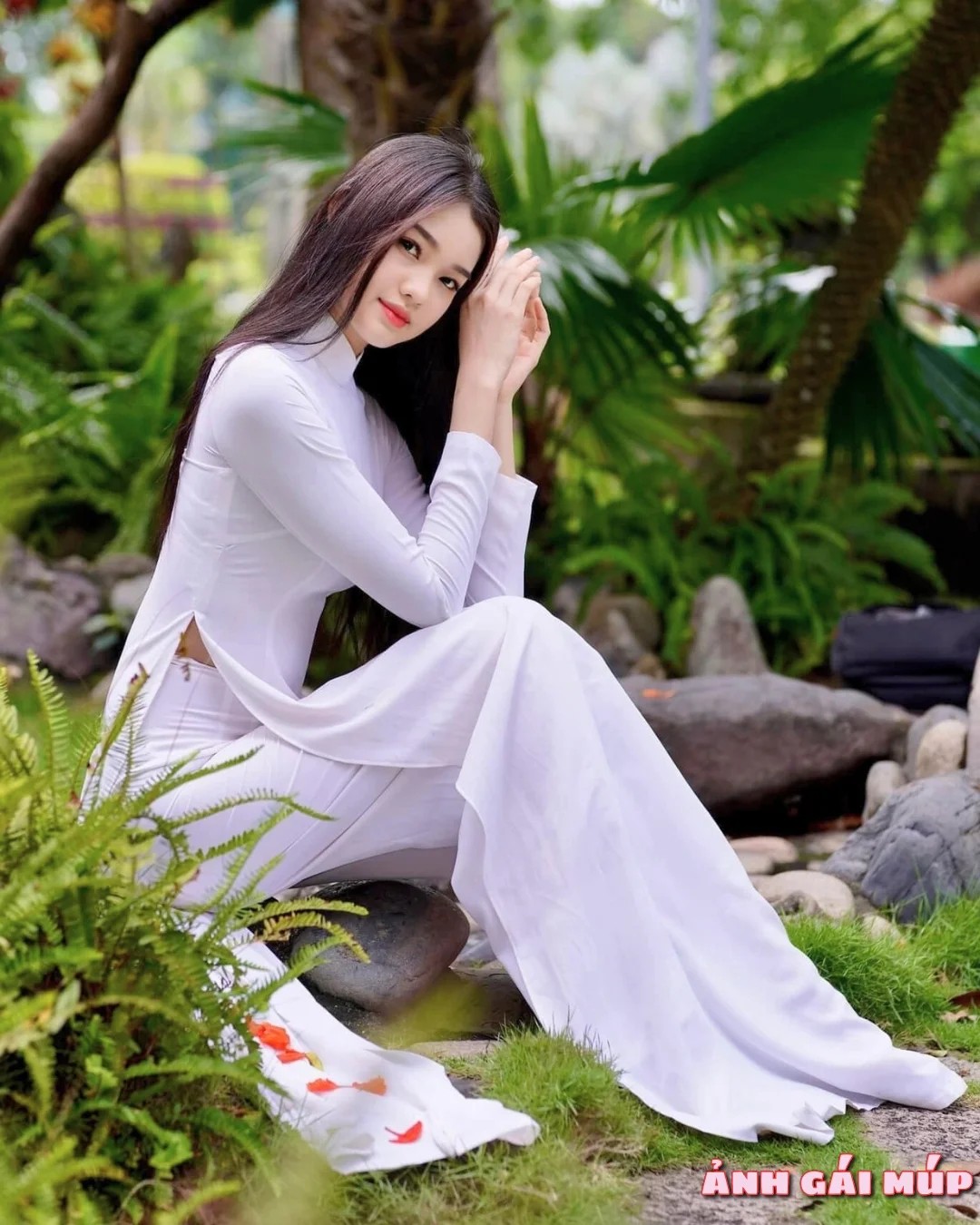 Cô gái mặc áo dài với phong cách đa dạng