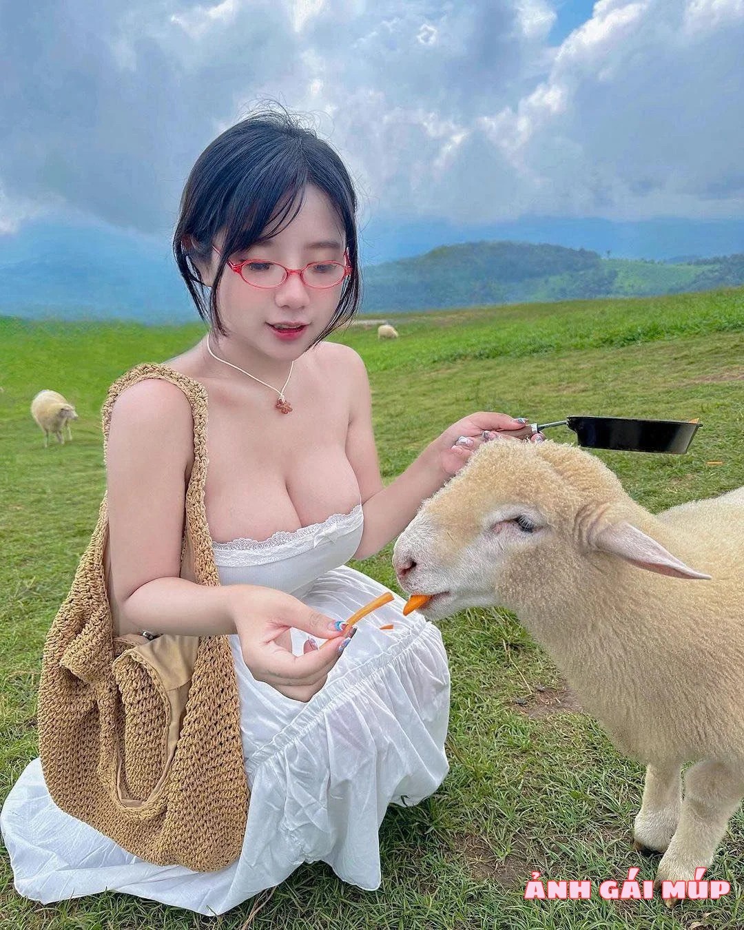 Cô gái với vòng 1 đầy đặn và bài tập thể thao