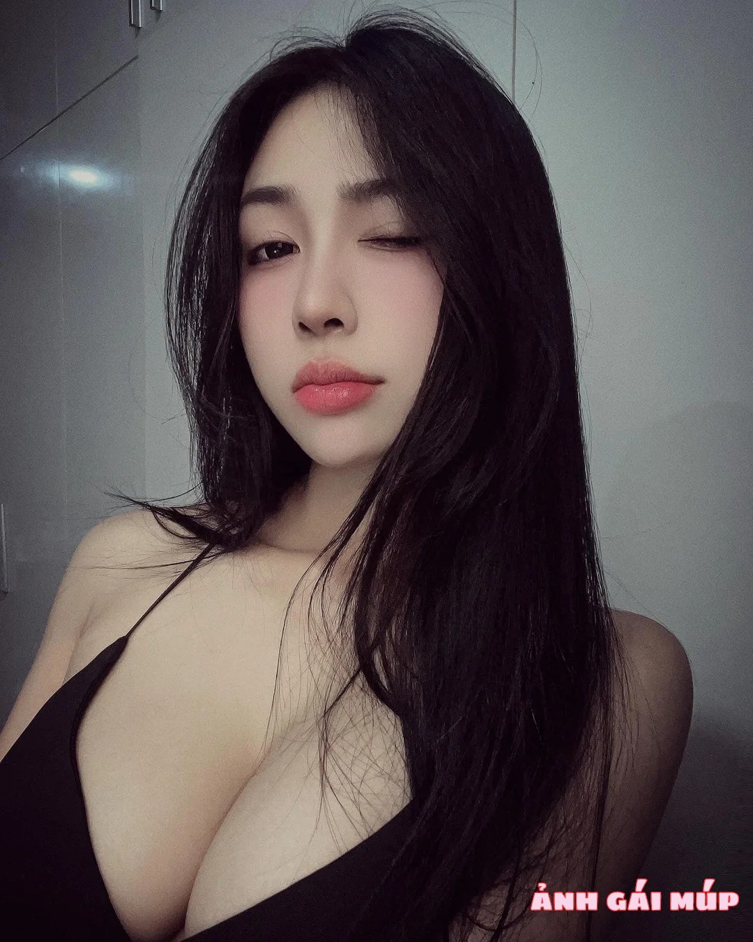 Cô gái với vòng 1 đầy đặn và ngành thẩm mỹ