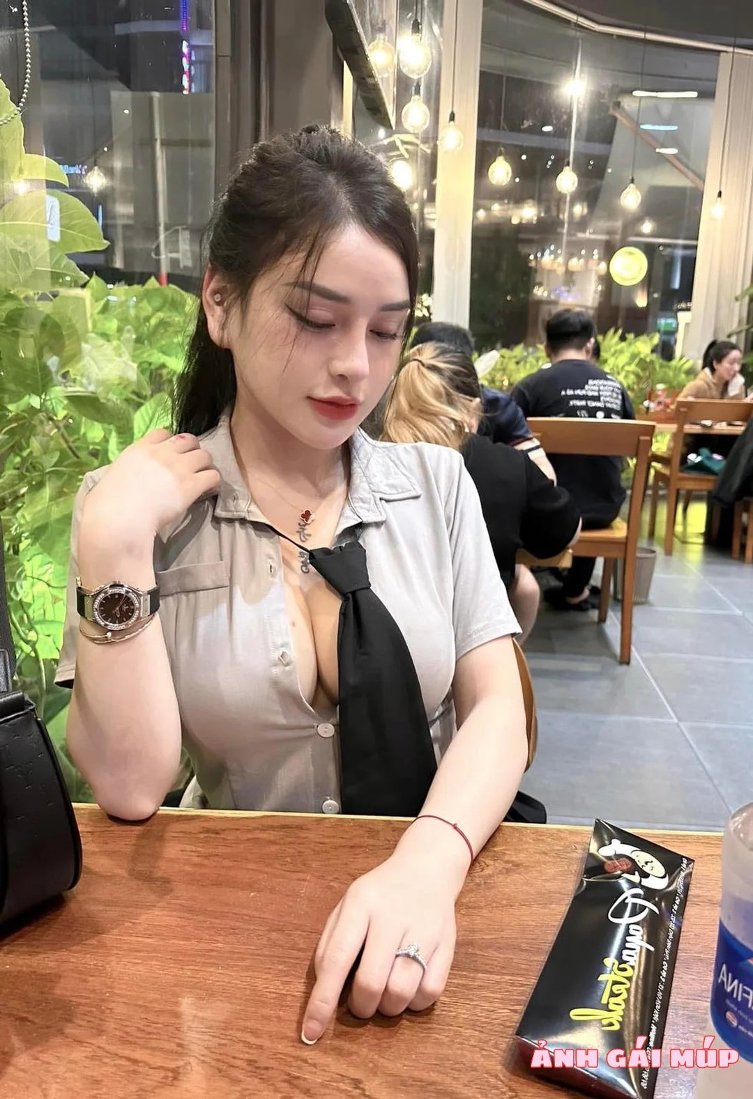Cô gái với vòng 1 đầy đặn và thời trang gợi cảm