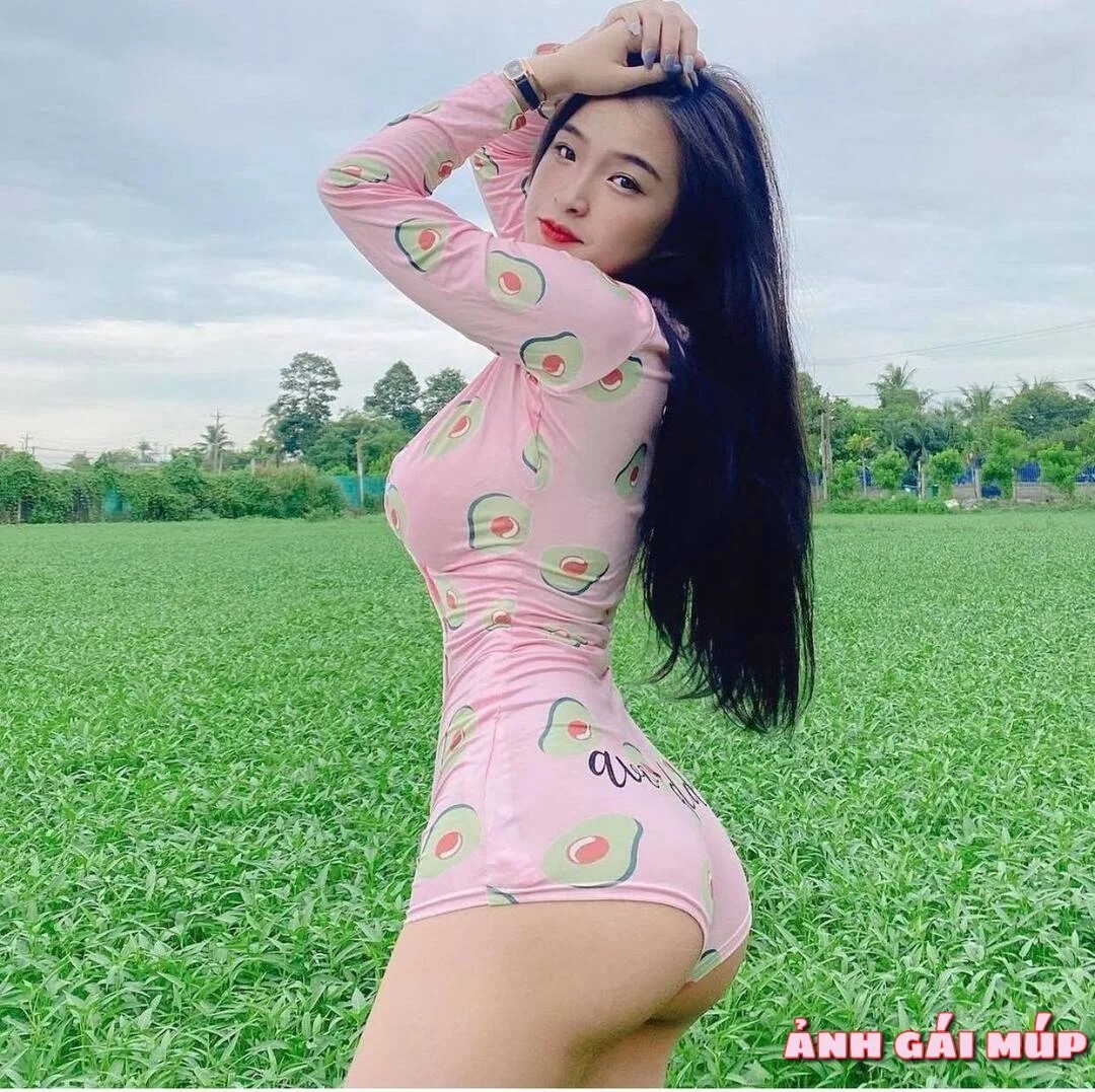 Cô gái với vòng ba to, tròn trong bộ váy thời trang