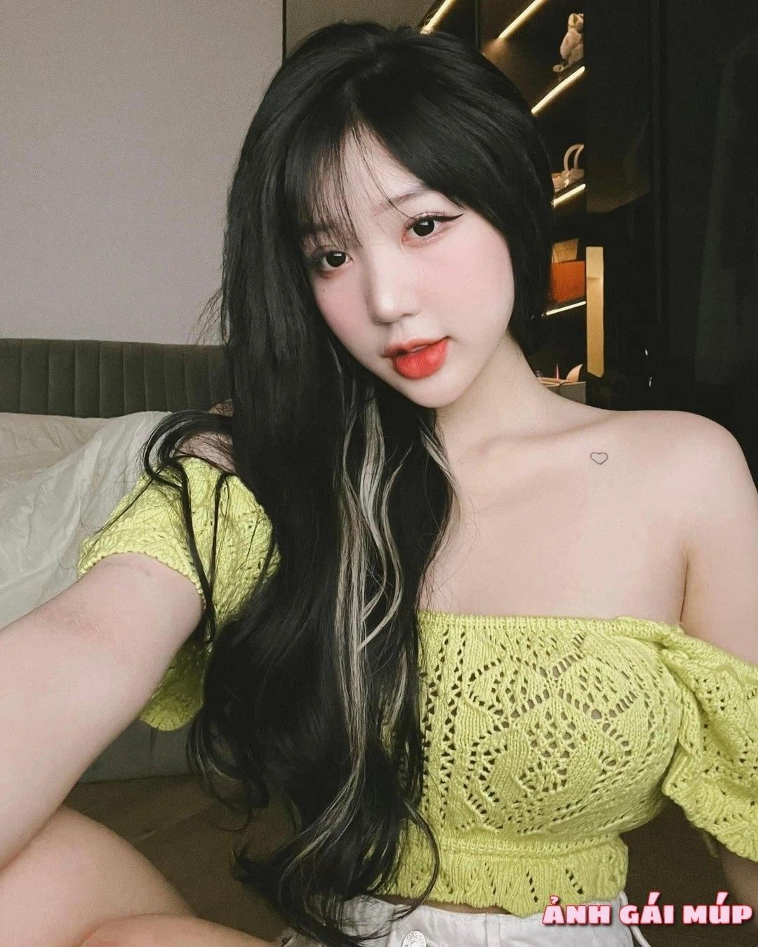Cô gái xinh đẹp trong ánh sáng buổi sáng