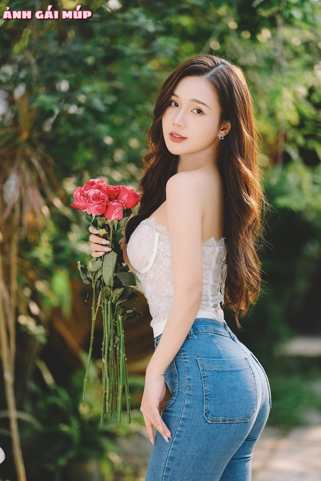 Cô gái xinh đẹp Việt Nam trong áo yếm