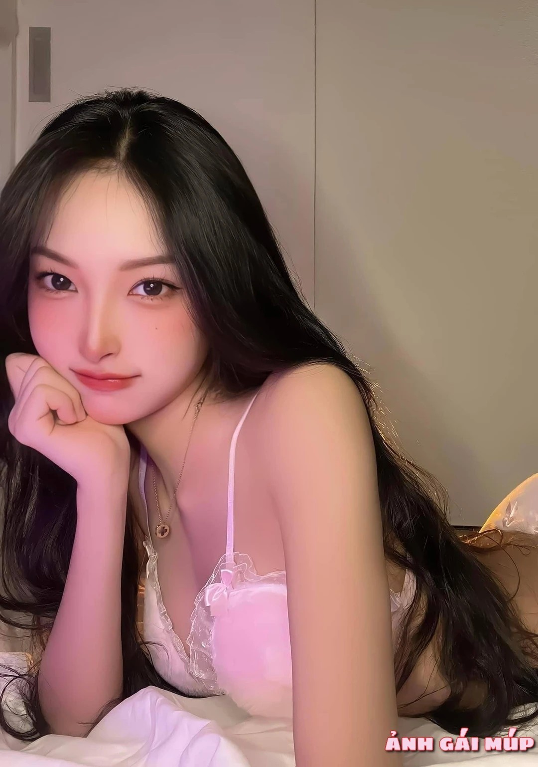 Cô gái xinh đẹp với biểu cảm dịu dàng