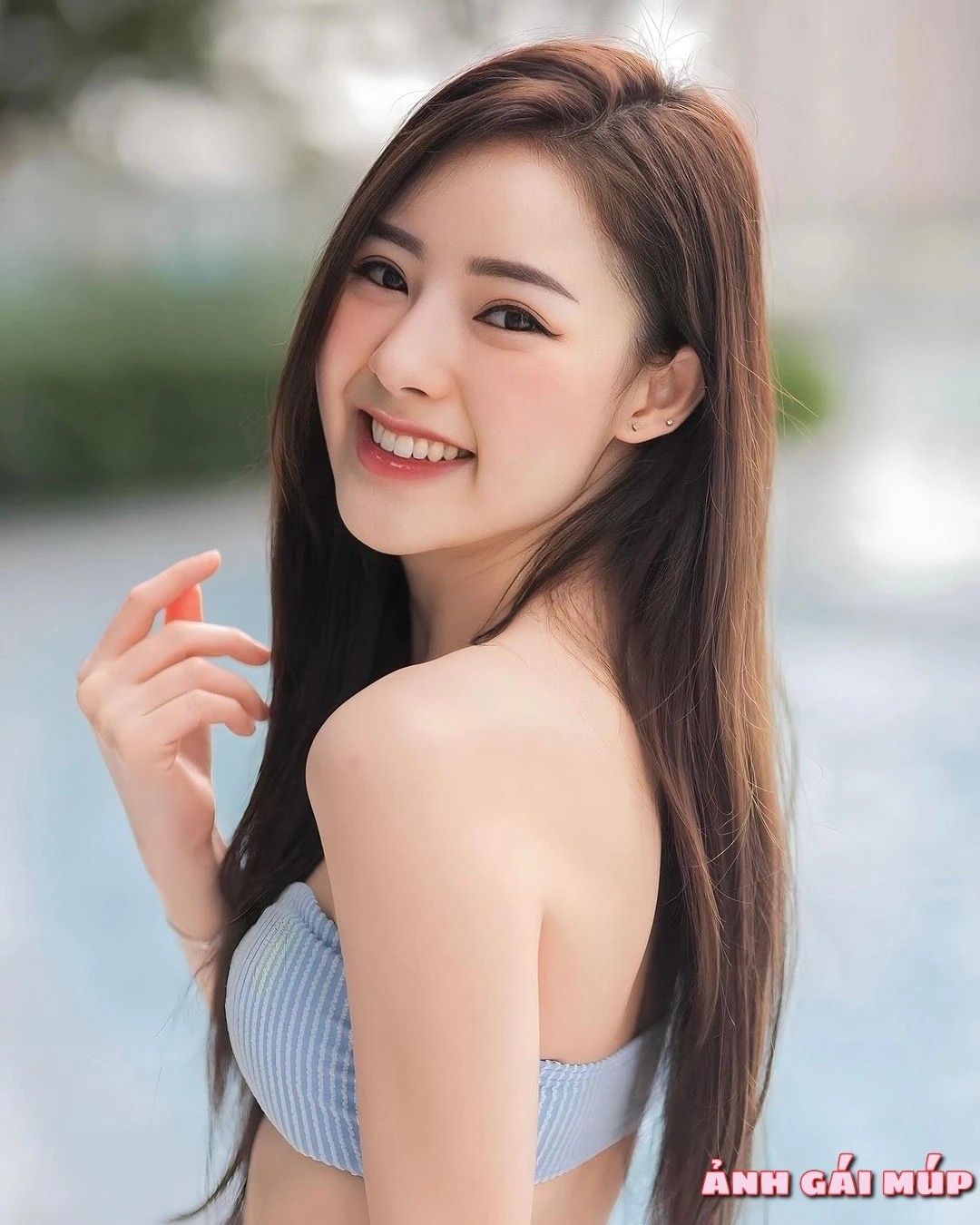 Cô gái xinh đẹp với biểu cảm mơ mộng