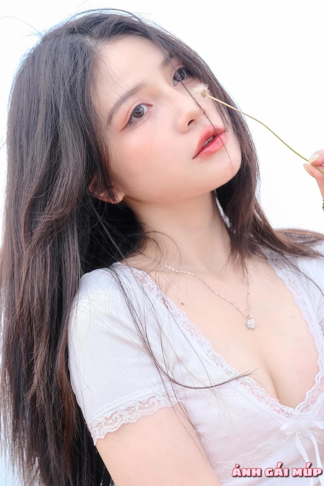 Cô gái xinh đẹp với kính mát nhỏ gọn