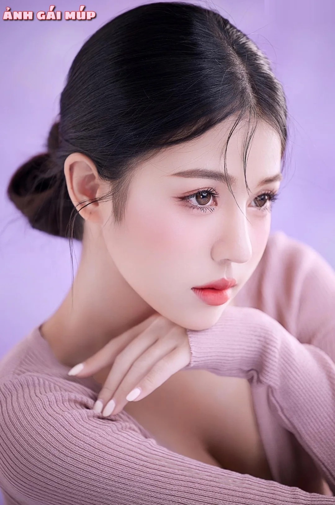 Cô gái xinh đẹp với làn da trắng mịn