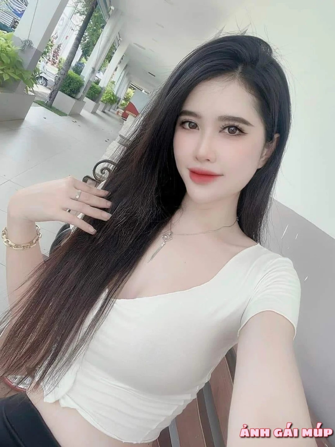 Cô gái xinh đẹp với mũ nón phong cách