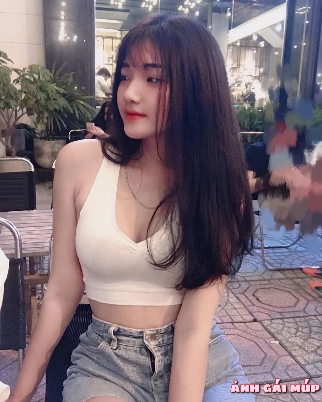 Cô gái xinh đẹp với phấn má hồng nhẹ nhàng