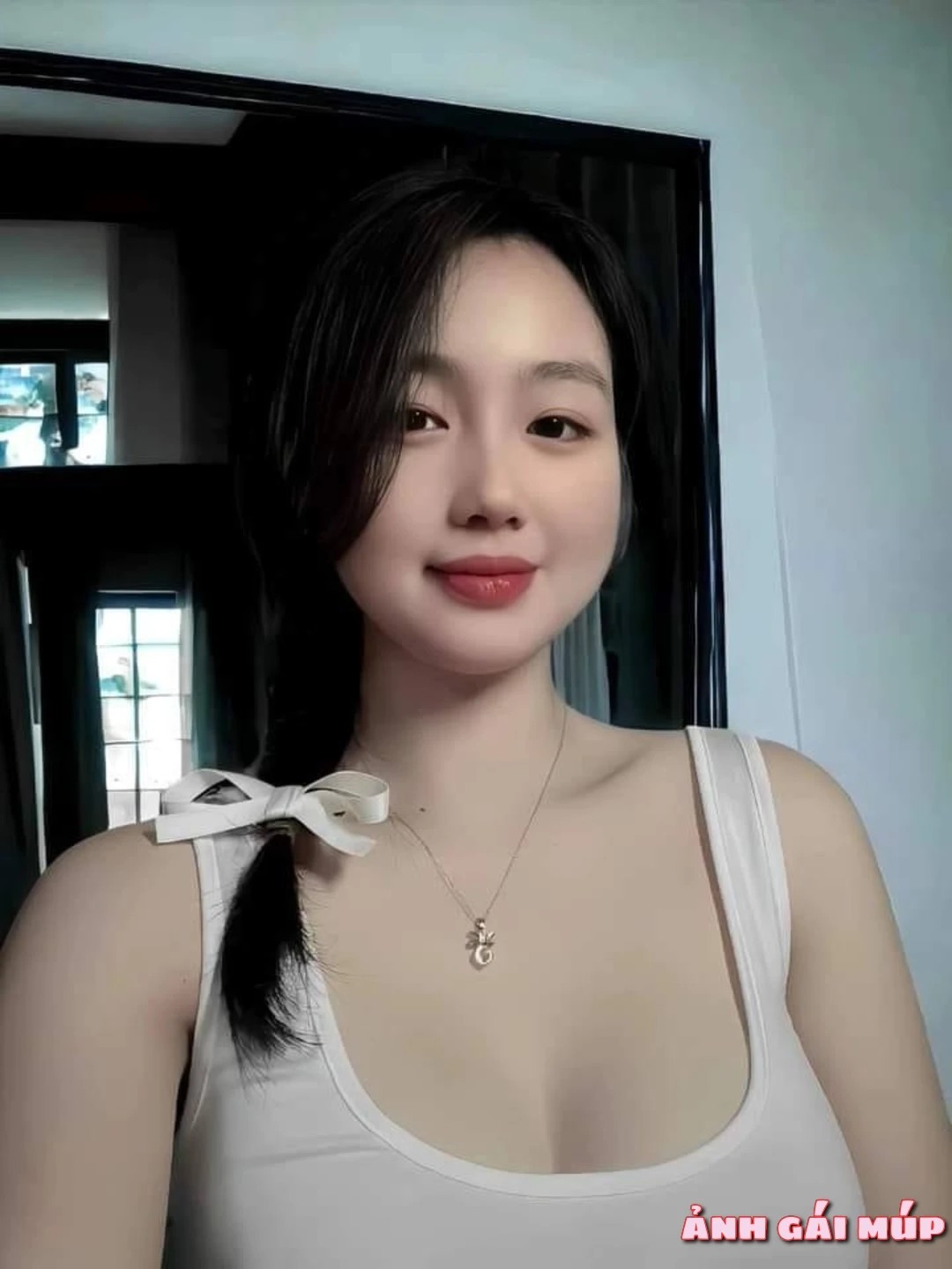 Cô gái xinh đẹp với trang điểm nhẹ nhàng
