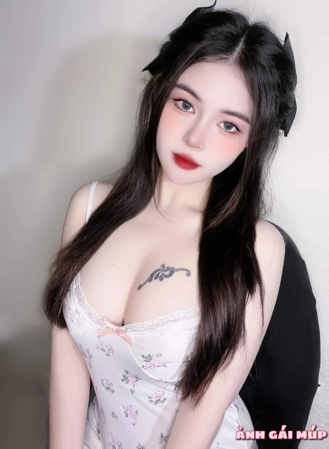 Cô gái xinh đẹp với trang sức tinh tế