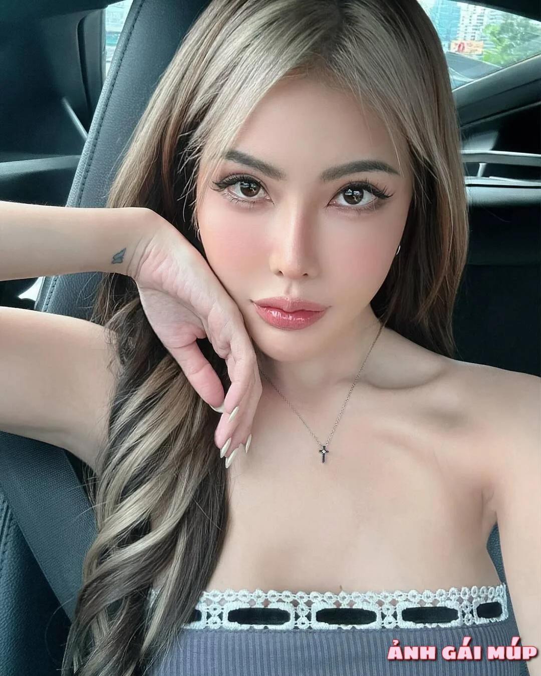 D-lia Reindeer trong một buổi họp báo về dự án mới